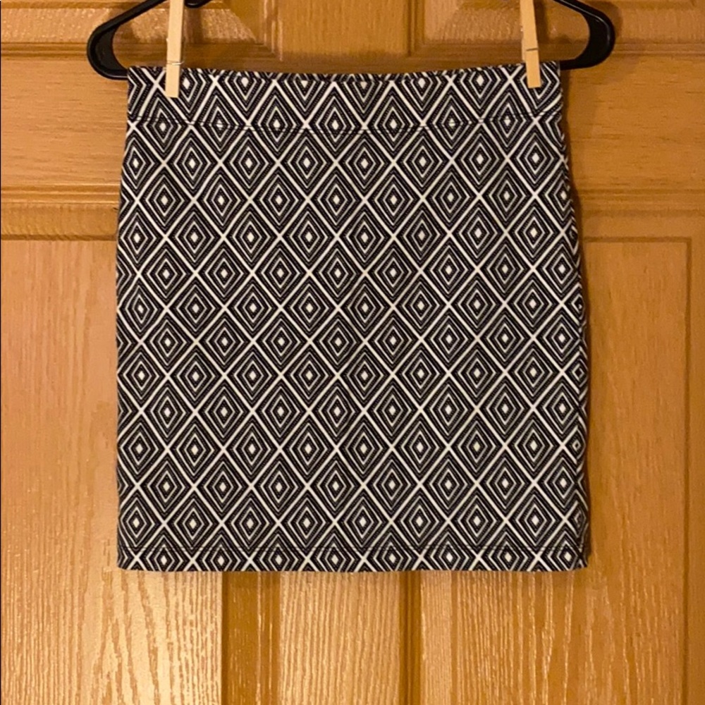 🌸EUC Black diamond shaped pencil skirt